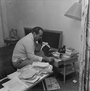 The journalist Antônio Maria in his hotel room, 1959
