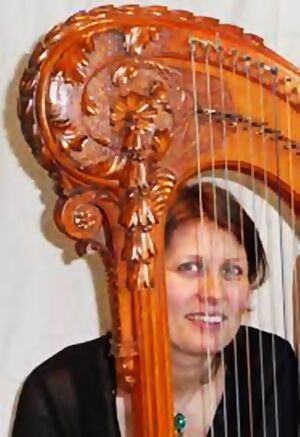Nanja Breedijk with her harp, from the artist's page